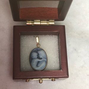 🍎SOLD🍎Mother and child cameo pendant